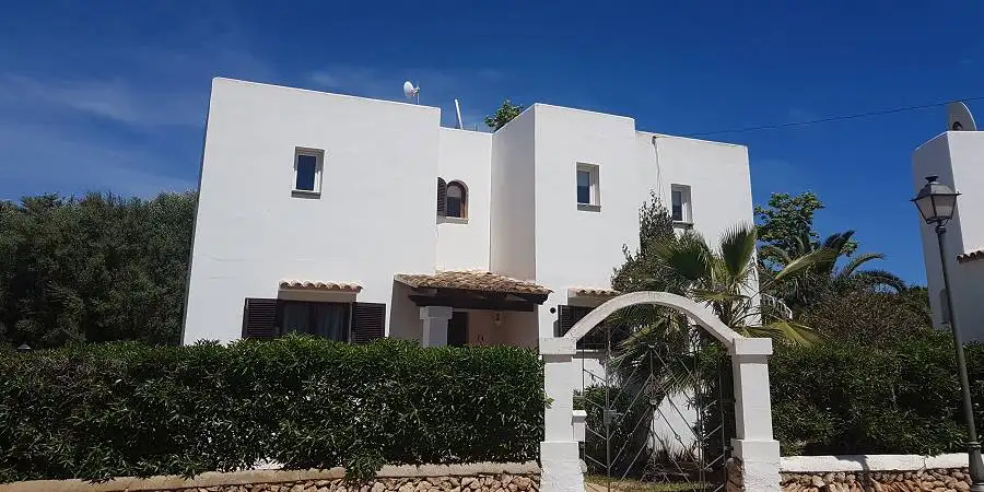 Four bedroom villa with tourist license and shared pool by Cala D'or marina 