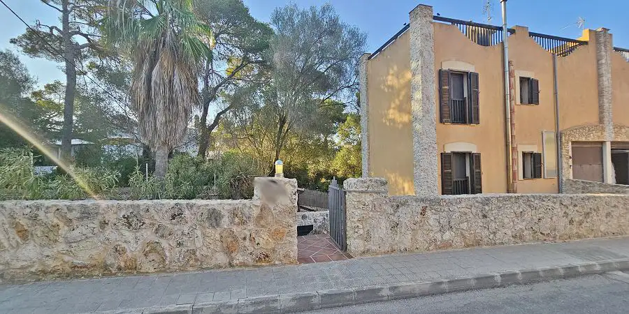 Semi-detached three bedroom town house with garage in Cala Figuera 