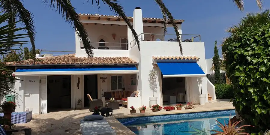 Villa on the  second line with pool and separate apartment, Cala Egos