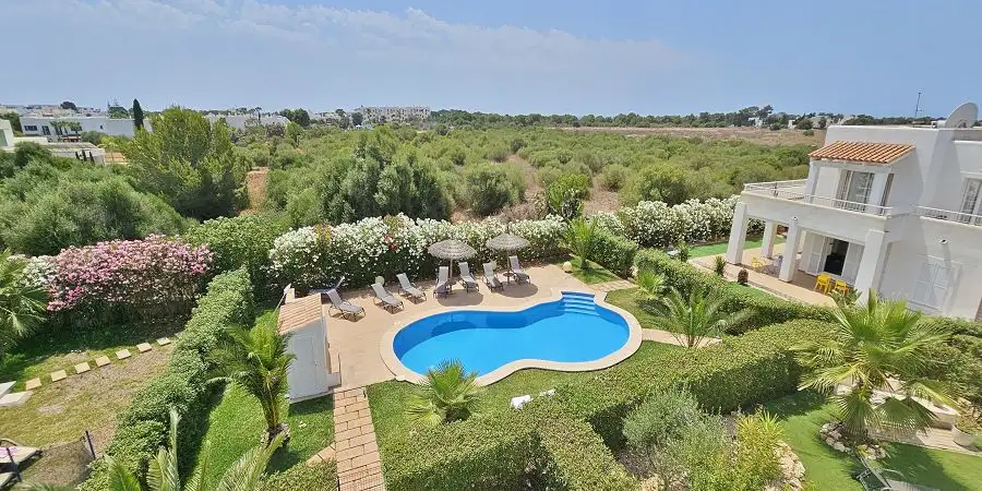 Modern and immaculate penthouse apartment with balcony and pool in Cala Egos 