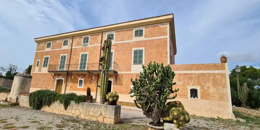 Beautiful Manor house with sea views in Calas De Mallorca for sale. 