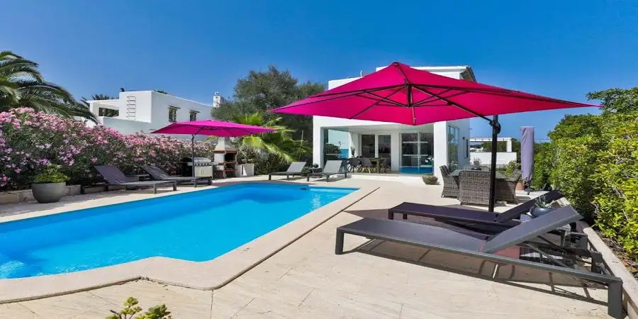 Villa with 4 bedrooms close to the beach and ETV licence