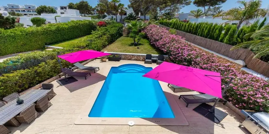 Villa with 4 bedrooms close to the beach and ETV licence 