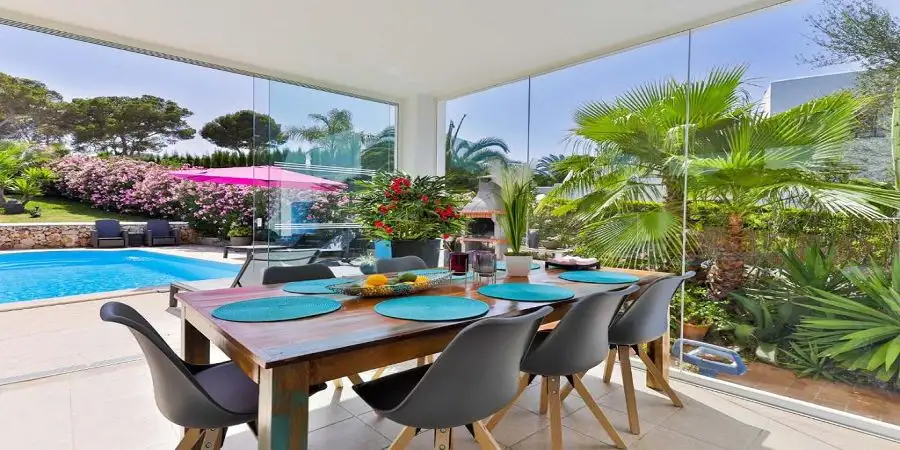 Villa with 4 bedrooms close to the beach and ETV licence 