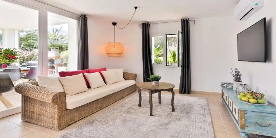 Villa with 4 bedrooms close to the beach and ETV licence 