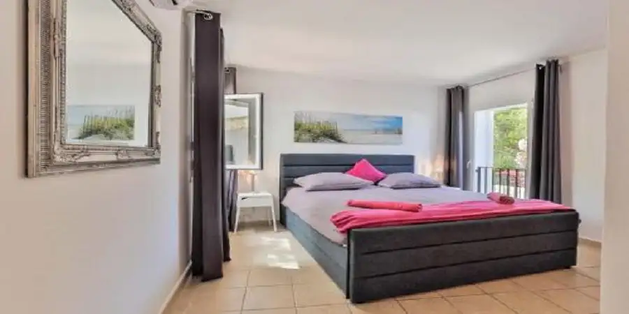 Villa with 4 bedrooms close to the beach and ETV licence 