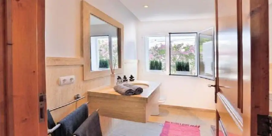 Villa with 4 bedrooms close to the beach and ETV licence 