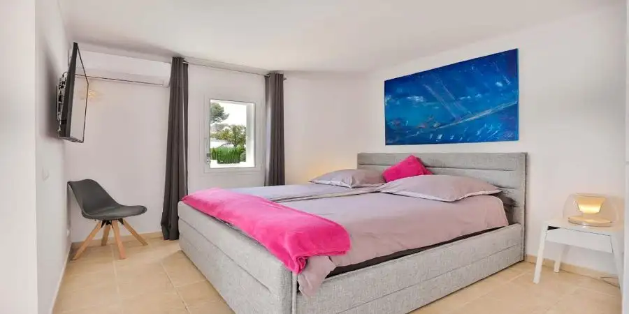 Villa with 4 bedrooms close to the beach and ETV licence 