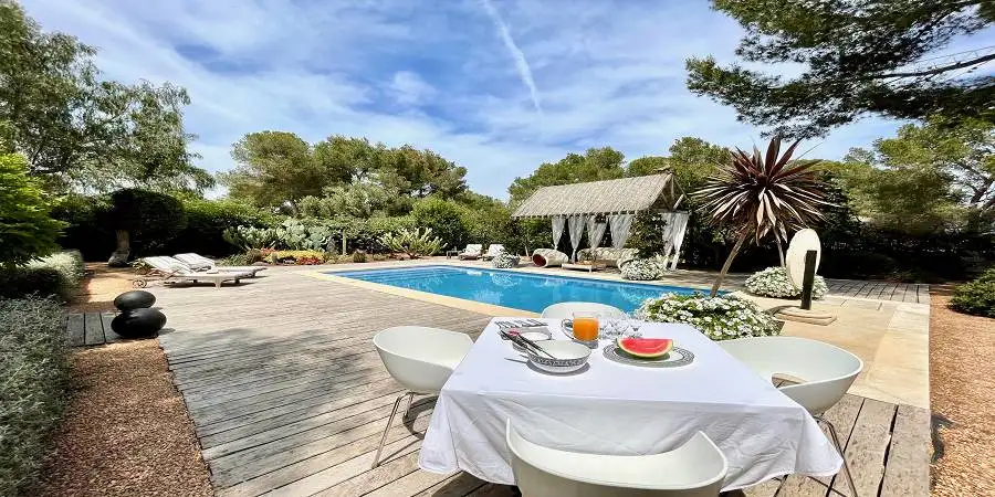 Beautiful, charming villa in the exclusive, highly sought-after residential area of Sol de Mallorca.  