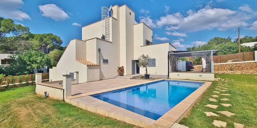 Villa in Porto Petro with pool, lift and garden for sale