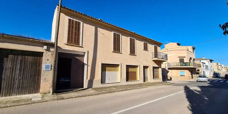 Building with comercial hall by mainstreet in Cas Concos, Majorca